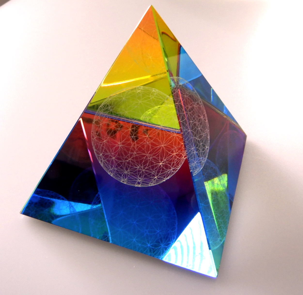 Květ života v duhové pyramidě 100 mm